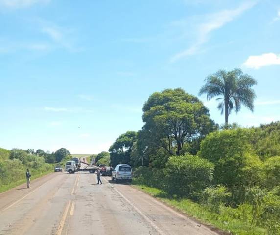 Acidente envolveu motocicleta e automóvel na tarde desta terça-feira (16)
