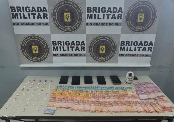 Ação da Brigada Militar resultou na apreensão de cocaína, dinheiro, celulares e outros materiais