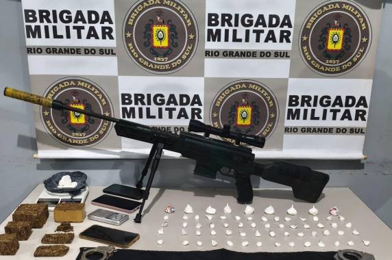 Suspeitos foram detidos no Bairro Modelo durante operação de combate ao tráfico; drogas, arma e veículo foram apreendidos
