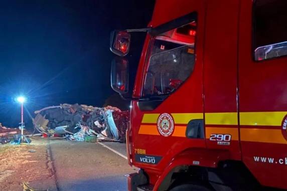 Acidente entre caminhão e micro-ônibus deixa cinco mortos e quatro feridos na BR-386, em Carazinho - foto 3