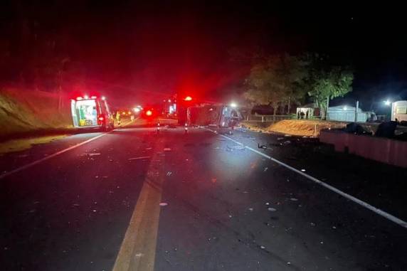 Acidente entre caminhão e micro-ônibus deixa cinco mortos e quatro feridos na BR-386, em Carazinho - foto 5