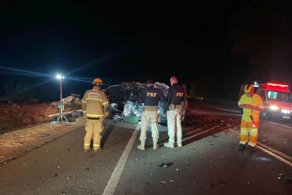 Acidente entre caminhão e micro-ônibus deixa cinco mortos e quatro feridos na BR-386, em Carazinho - foto 4