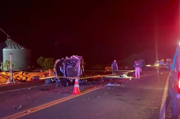 Acidente entre caminhão e micro-ônibus deixa cinco mortos e quatro feridos na BR-386, em Carazinho - foto 6