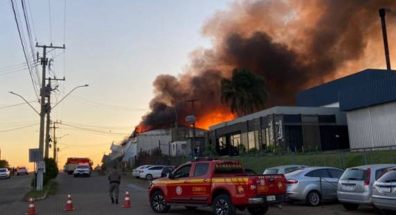Incêndio mobiliza bombeiros de Lagoa Vermelha e Passo Fundo em empresa da Área Industrial 3