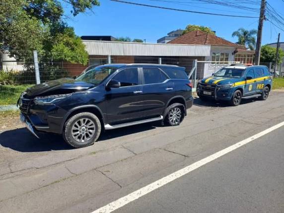 Ação em Caxias do Sul contou com apoio da Brigada Militar e resultou na prisão de dois homens; terceiro suspeito segue foragido