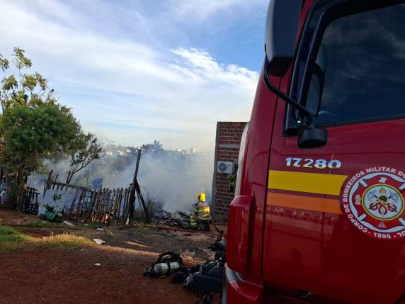 Incêndio destrói três casas de madeira no bairro Luiz Fogliatto, em Ijuí - foto 3