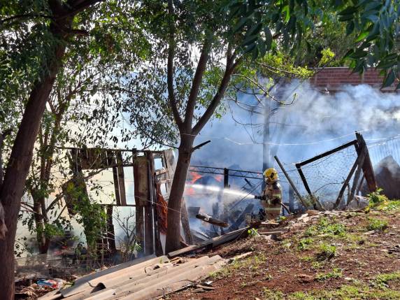 Incêndio destrói três casas de madeira no bairro Luiz Fogliatto, em Ijuí - foto 2