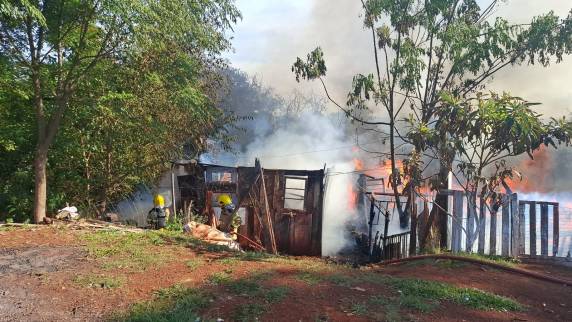 Moradores escaparam sem ferimentos, mas animais morreram e famílias perderam tudo