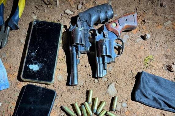 Caso aconteceu na noite de domingo, no distrito de Fazenda Souza. Horas antes, dupla teria levado dinheiro, uma caminhonete e arma de fogo e baleado uma pessoa em Santa Lúcia do Piaí