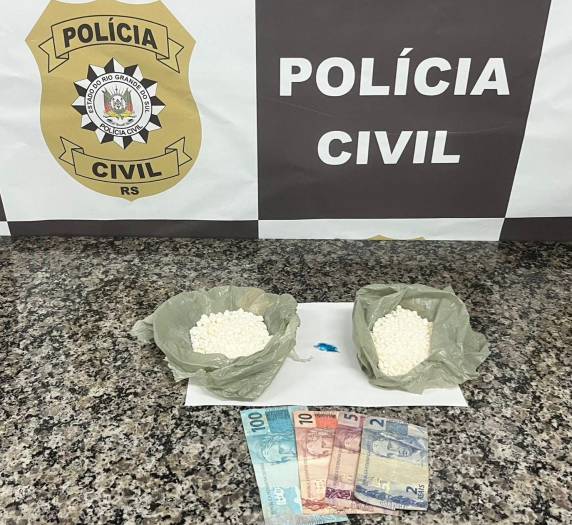 Dupla foi flagrada transportando a droga em veículo de aplicativo; entorpecente seria comercializado em São Miguel