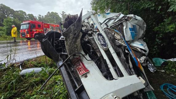 Colisão frontal entre ônibus de turismo e van deixa motorista ferido na ERS-324, entre Passo Fundo e Marau - foto 5