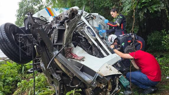 Colisão frontal entre ônibus de turismo e van deixa motorista ferido na ERS-324, entre Passo Fundo e Marau - foto 2