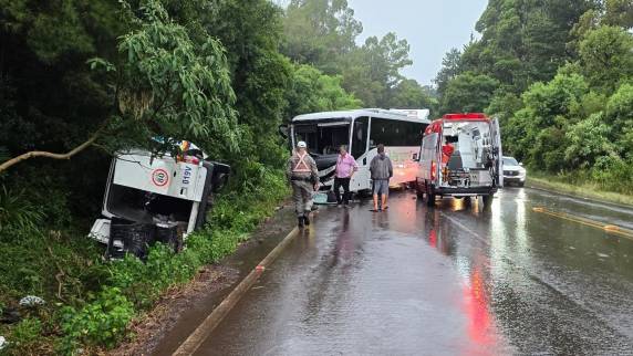 Colisão frontal entre ônibus de turismo e van deixa motorista ferido na ERS-324, entre Passo Fundo e Marau - foto 3
