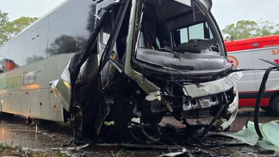 Colisão frontal entre ônibus de turismo e van deixa motorista ferido na ERS-324, entre Passo Fundo e Marau - foto 4