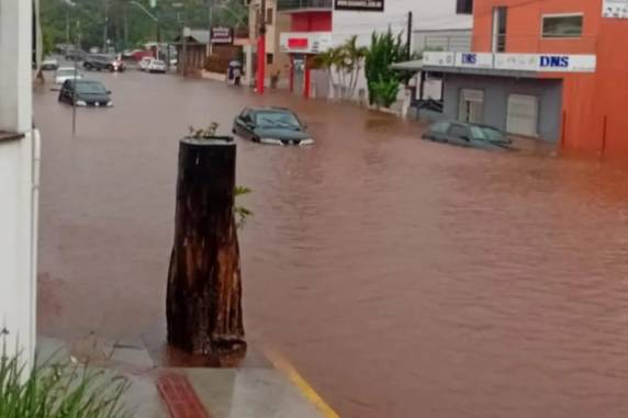 Volume de até 100 milímetros em menos de uma hora provocou alagamentos, queda de muro e danos materiais em Frederico Westphalen e Sananduva, sem registro de feridos.