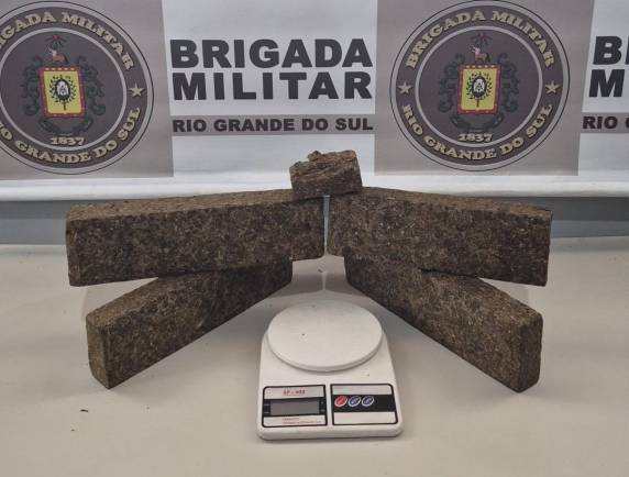 Suspeito foi flagrado com porções de maconha e balança de precisão durante ação do 29º BPM