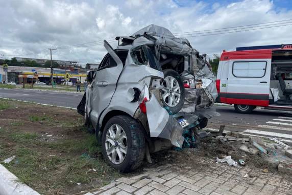 Cinco pessoas ficam feridas após colisão envolvendo caminhão e cinco carros na RS-453, em Caxias do Sul - foto 3