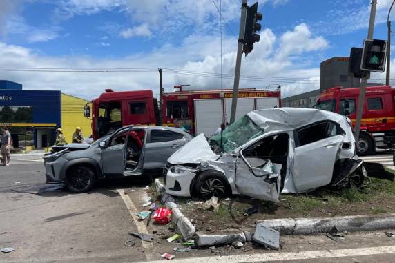 Cinco pessoas ficam feridas após colisão envolvendo caminhão e cinco carros na RS-453, em Caxias do Sul - foto 2