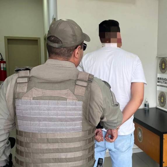 Homem foi localizado no bairro Petrópolis após informações do COPOM e abordado na Avenida Brasil, nas proximidades do Bourbon Shopping