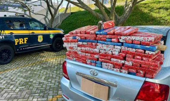 Droga estava escondida em compartimentos de um veículo com placas paraguaias; casal foi preso em Irati, no Paraná