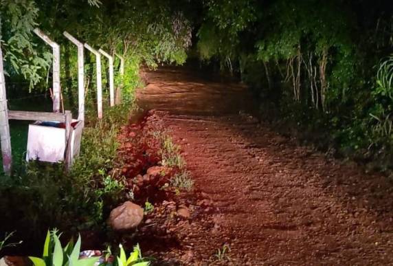 Vítima foi resgatada pelo Corpo de Bombeiros após nível de riacho baixar no interior do município