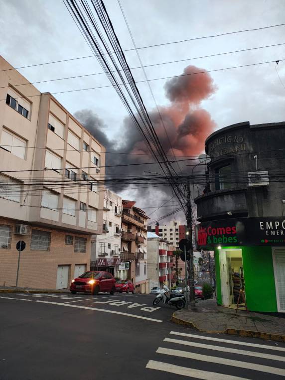 Chamas mobilizam Bombeiros, Samu, Brigada Militar e Defesa Civil na região central da cidade