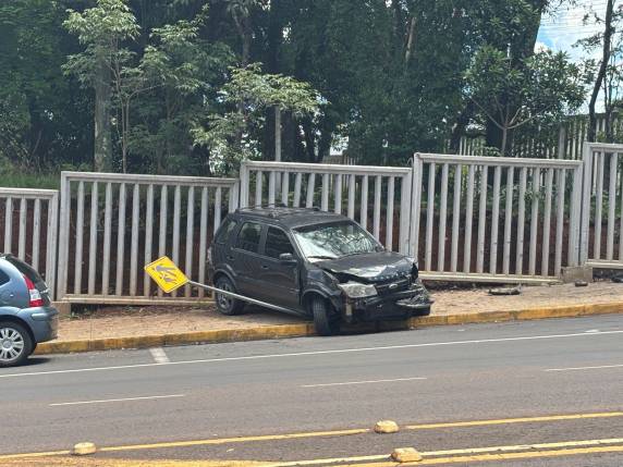 Após bater em fachada de mercado, motorista dá ré, cruza avenida e colide com outros três veículos em Lajeado - foto 2