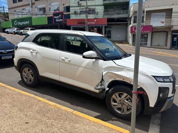 Após bater em fachada de mercado, motorista dá ré, cruza avenida e colide com outros três veículos em Lajeado - foto 3