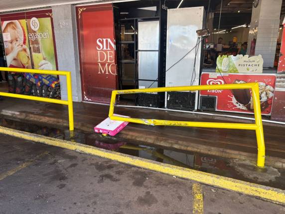 Após bater em fachada de mercado, motorista dá ré, cruza avenida e colide com outros três veículos em Lajeado - foto 4