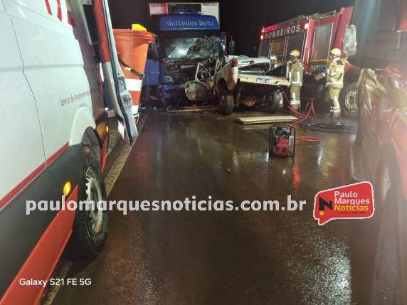 Jovem de 24 anos morre em colisão frontal entre caminhonete e caminhão na RS-342, em Independência - foto 4