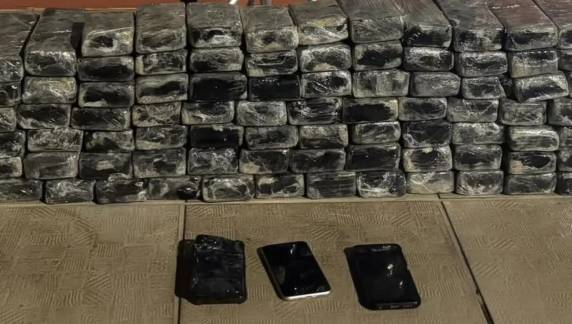 Veículo suspeito furou bloqueios, foi abandonado na rodovia e dois homens acabaram presos na Serra catarinense