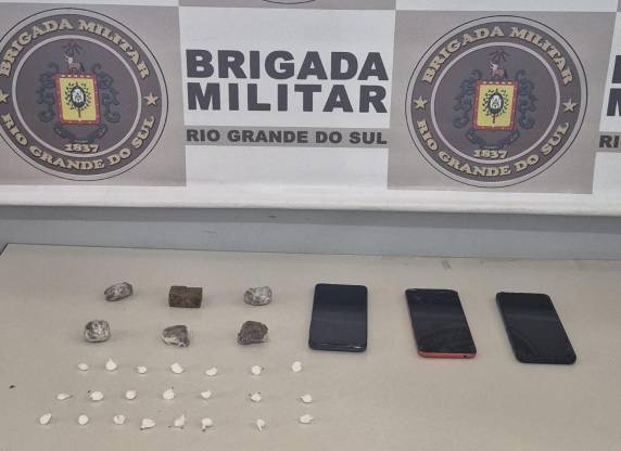 Ação do 29º BPM ocorreu no bairro Quinze de Novembro e resultou na apreensão de maconha, cocaína e celulares
