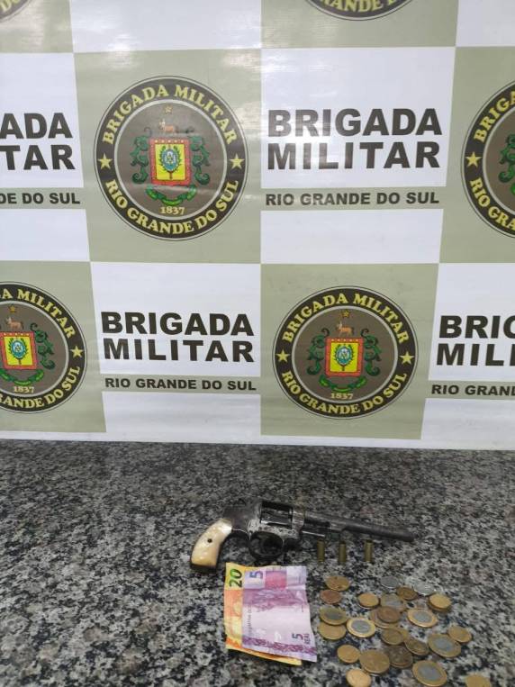 Revólver calibre .32 usado no crime foi apreendido após cerco policial