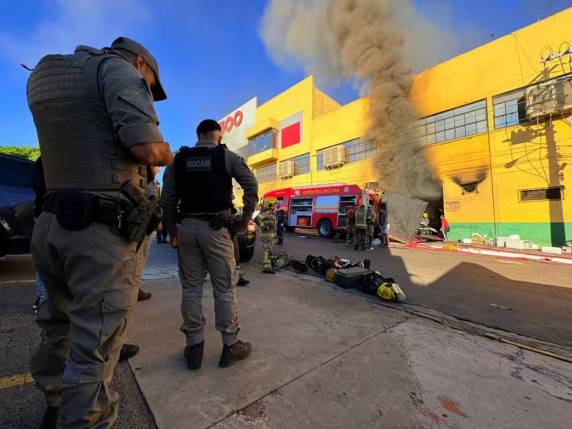 Um sargento teve fratura em uma das pernas. Três funcionários do mercado foram encaminhados a um hospital e estão em atendimento.