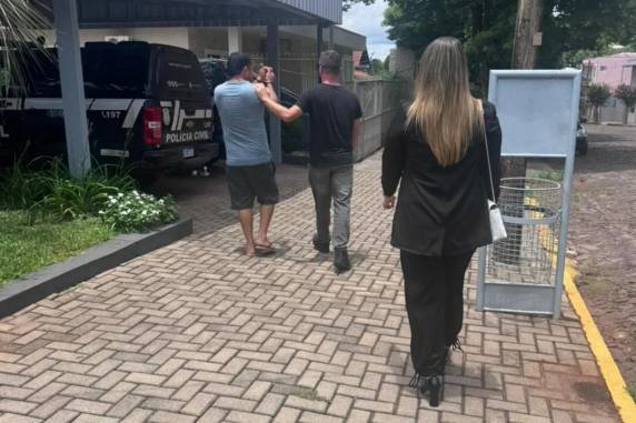 Homem com mandado de prisão em aberto apresentou-se na Delegacia de Três Passos, permaneceu em silêncio durante interrogatório e foi encaminhado ao presídio