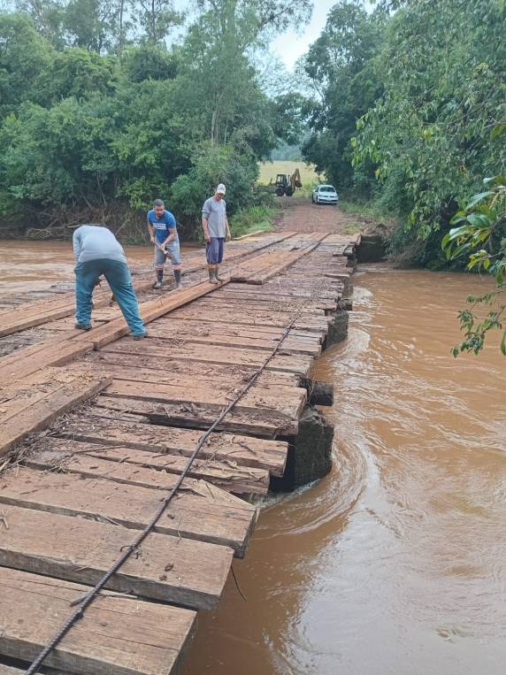 Realizada a limpeza da ponte que liga a localidade de Auxiliadora ao município de Santa Rosa - foto 3