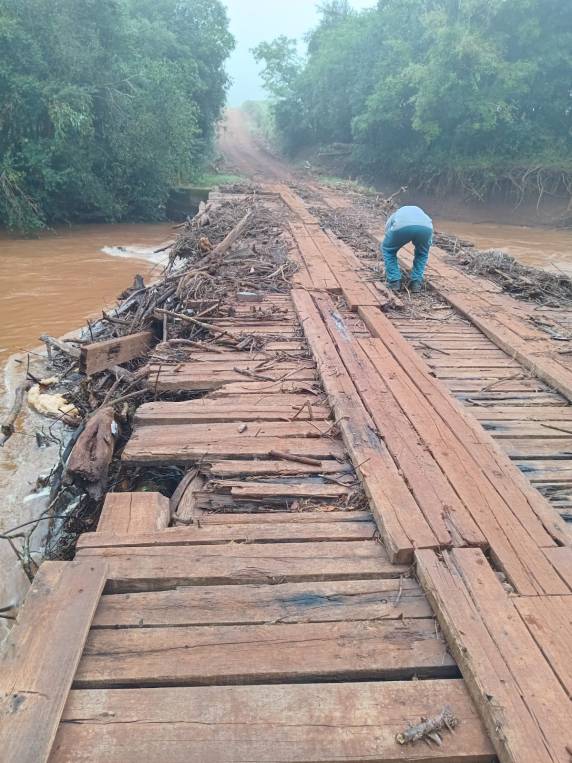 Realizada a limpeza da ponte que liga a localidade de Auxiliadora ao município de Santa Rosa - foto 2