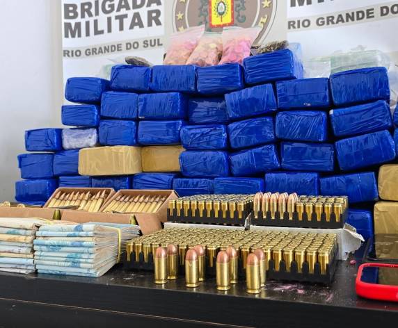 Ação coordenada pelo CRPO Planalto resultou na apreensão de mais de 40 quilos de entorpecentes, dinheiro, veículos clonados e armamento