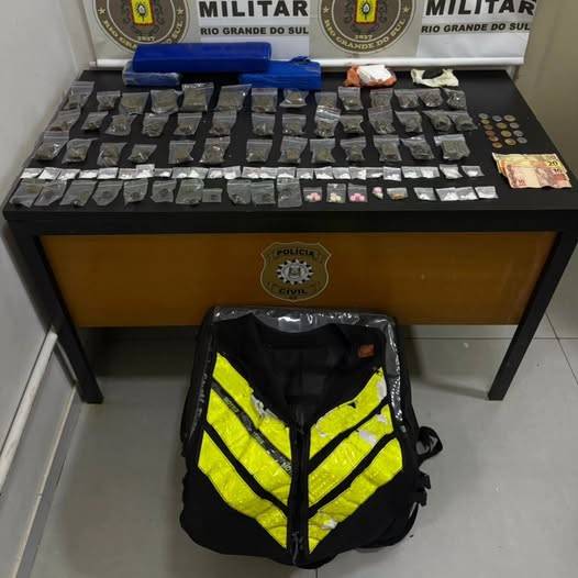 Suspeito resistiu à abordagem e foi detido com cocaína, haxixe, ecstasy, crack, maconha, dinheiro e motocicleta