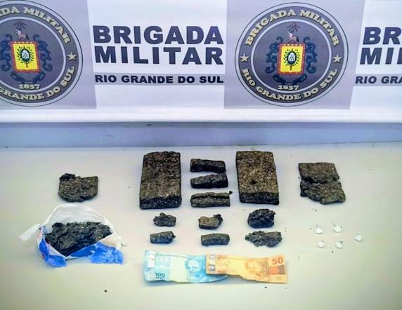Ação do 29º BPM ocorreu no bairro Storch e resultou na apreensão de cocaína, maconha e dinheiro