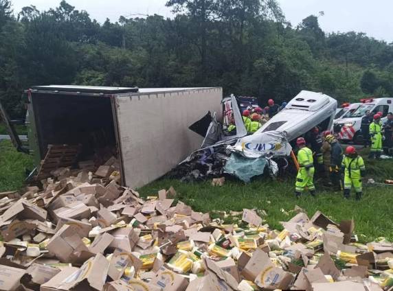 Caminhão tombou sobre uma van após ser abandonado por assaltantes. Outras pessoas ficaram feridas.