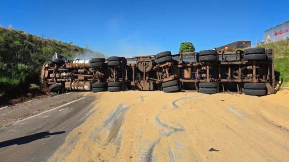 Acidente na BR-285 provoca bloqueio total entre Passo Fundo e Carazinho - foto 4