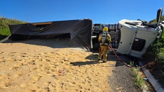 Acidente na BR-285 provoca bloqueio total entre Passo Fundo e Carazinho - foto 2