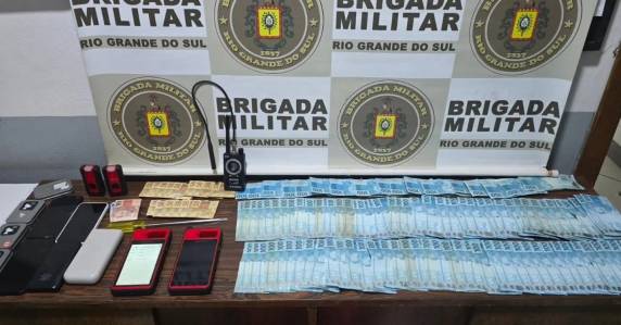 Suspeitos foram abordados na BR-285 com decodificadores, bloqueador de rastreador e dinheiro; dois confessaram furto ocorrido em Passo Fundo