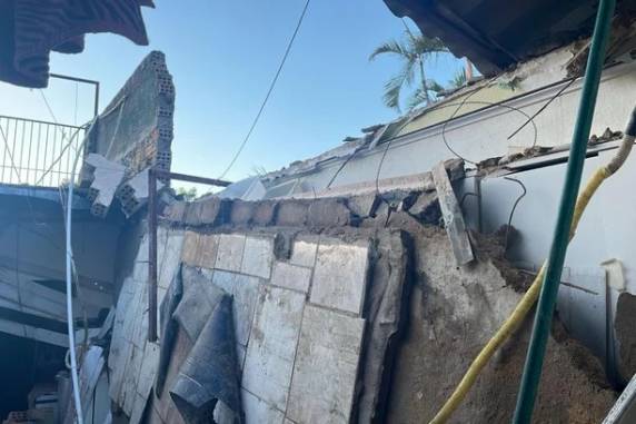 Um adulto também sofreu ferimentos. Crianças brincavam em uma piscina quando desmoronamento aconteceu