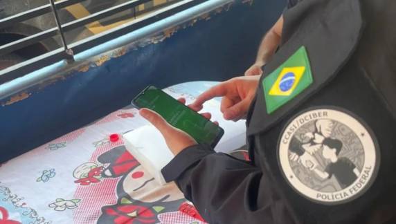 Investigado foi detido em flagrante por armazenamento de material ilícito durante a operação; mandados foram cumpridos em três cidades
