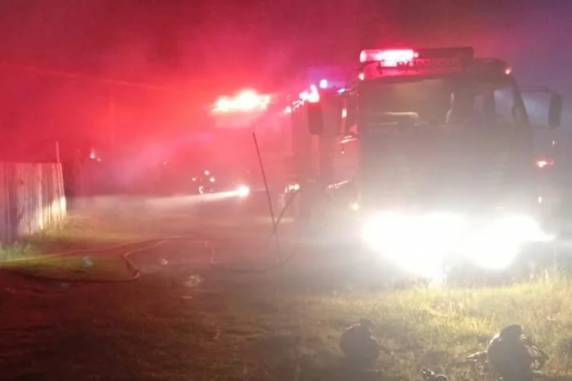 Fogo começou durante a madrugada e atingiu a residência na área central do município