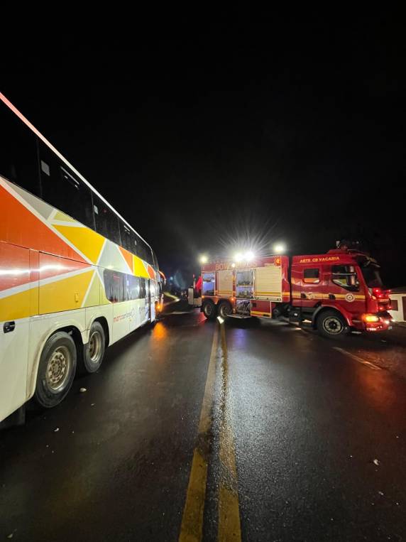 Colisão entre carro e ônibus deixa jovem morta na BR-285 em Muitos Capões - foto 5