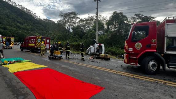 Colisão envolvendo caminhão e três veículos provocou bloqueio total da rodovia no Vale do Itajaí
