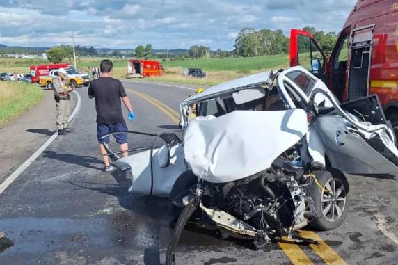 A colisão envolveu três veículos na tarde deste domingo (11), no km 240, no distrito de Tainhas